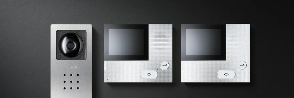 3-teiliges Türsprechanlagen Set von Siedle vor einem schwarz-grauen Hintergrund.