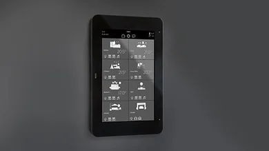 Großes Display für Smart Home mit Rahmen in der Farbe Schwarz an einer Wand in der Farbe Grau.