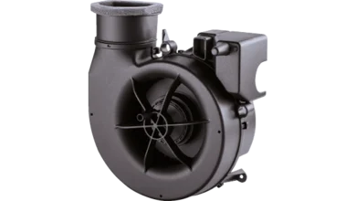 Das Bild zeigt einen schwarzen Ventilator für ein Lüftungssystem. Der Bildhintergrund ist weiß.