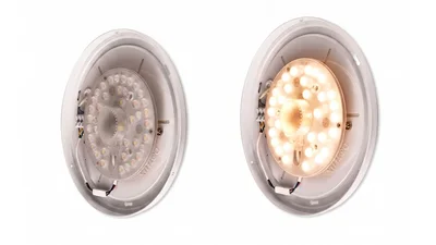 Zwei runde LED-Leuchten ohne Abdeckung. Die linke Leuchte ist ausgeschaltet, die rechte zeigt leuchtende LED-Elemente im Inneren.