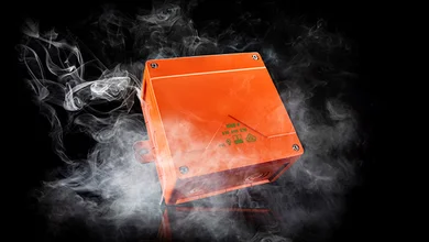 Das Bild zeigt eine orangene Box, die von einem weißen Nebel umhüllt ist.
