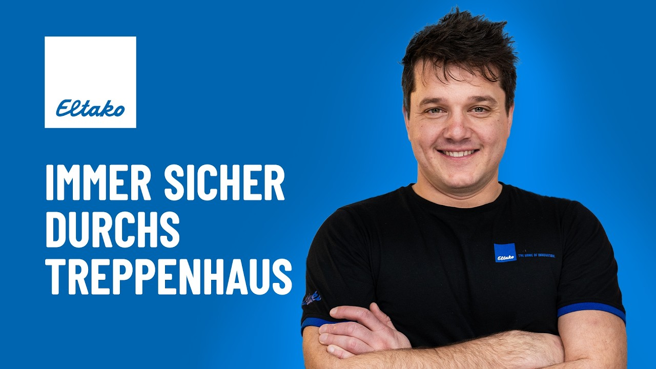 Das Bild zeigt einen Mann in schwarzem Poloshirt vor blauem Hintergrund, der direkt in die Kamera zeigt. Links daneben steht der weiße Text „Immer sicher durchs Treppenhaus“ sowie das Logo von ELTAKO