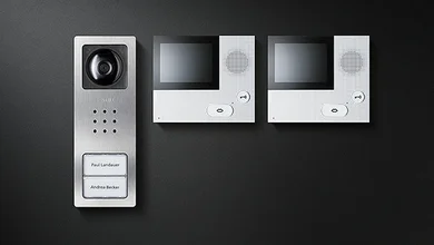 Siedle Türsprechanlagen-Set (3-teilig) vor einem schwarz-grauen Hintergrund.