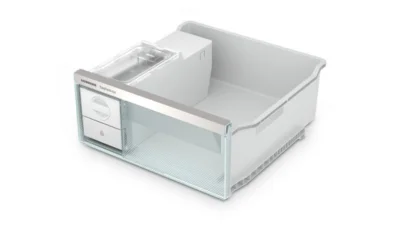 Einzelansicht eines Eisfachs für einen Gefrierschrank vor weißem Hintergrund. 