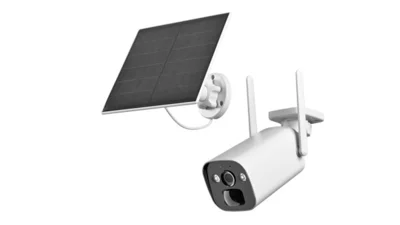 Das Bild zeigt eine Überwachungskamera mit zwei Antennen und einem separat montierten Solarpanel zur energieautarken Stromversorgung.
