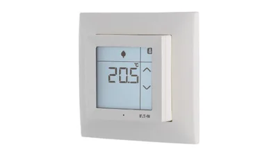 Das Bild zeigt eine weiße Bedienheit xComfort Room Controller Touch auf weißem Hintergrund.