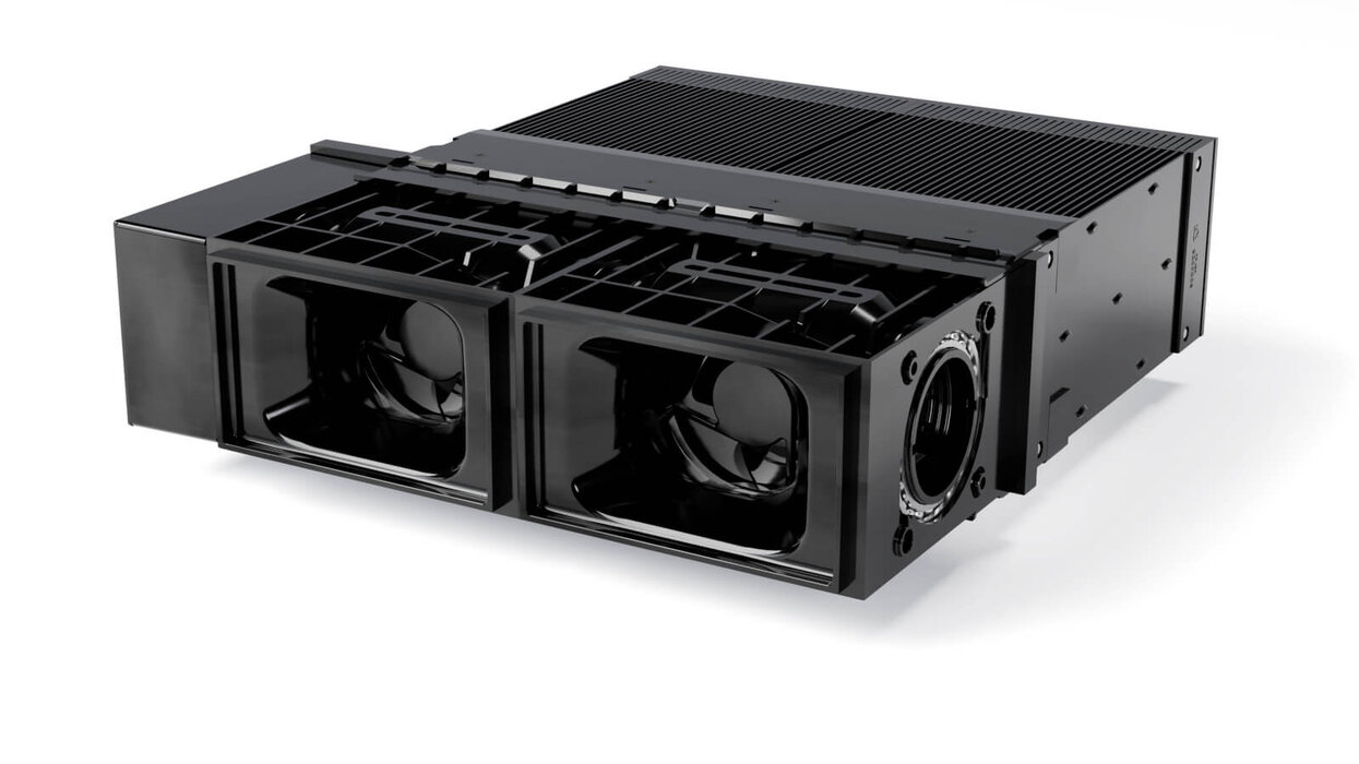 Das Bild zeigt ein schwarzes, rechteckiges Lüftungsgerät mit zwei sichtbaren Ventilatoren und einem seitlichen Anschlussstutzen.