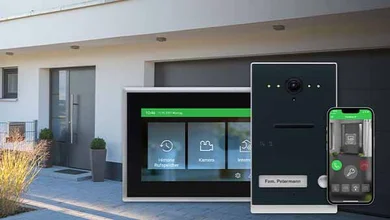 Fotomontage. Im Vordergrund TwinBus IP mit Display und Funktionen im Hintergrund ein modernes Haus von außen.