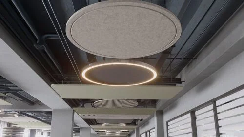 Das Bild zeigt die Decke eines Gebäudes mit großen, runden Akustik-Paneelen und integrierten runden Lichtquellen.