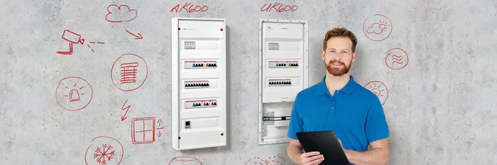 Das Bild zeigt eine Person, die vor dem Produkt AK600 von Striebel & John steht.