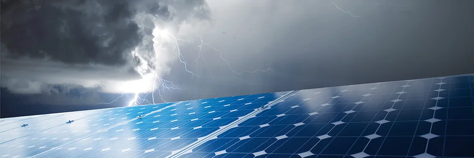 Das Bild zeigt Photovoltaik-Module auf einem Dach.