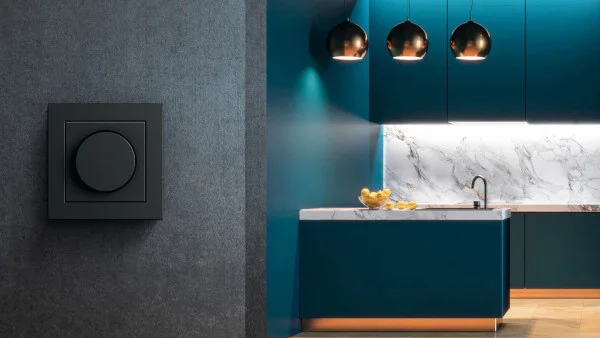 Das Bild zeigt eine Küche in modernem Design mit blauen Wänden und einem schwarzen Drehdimmer im Vordergrund.