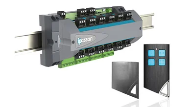 Das Bild zeigt ein Zutrittskontrollsystem von ipassan zur Hutschienenmontage, ergänzt durch zwei unterschiedliche Zutrittsmedien oder Bedieneinheiten.