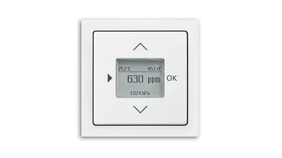 Das Bild zeigt frontal einen weißen Busch-Raumluftsensor® CO₂ vor weißem Hintergrund.