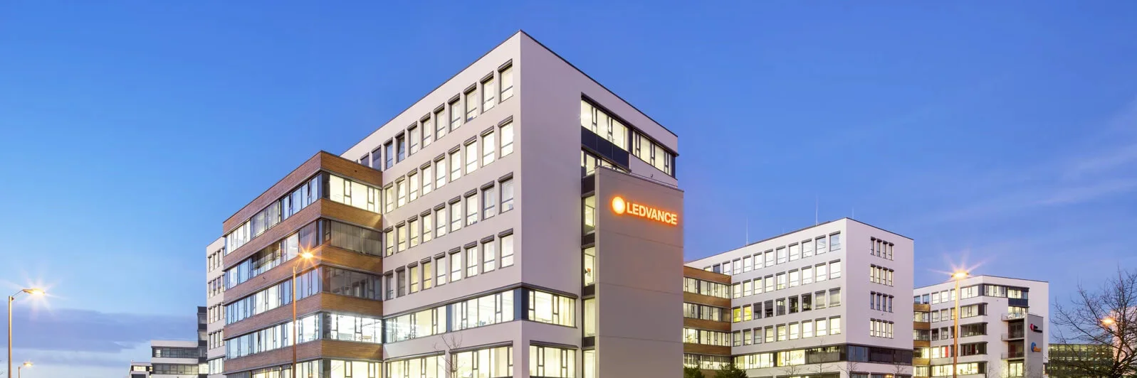 Blick auf ein großes Gebäude von Ledvance mit viel blauem Himmel im Hintergrund.