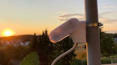 Umweltsensor DuoFern von Rademacher an einer Wetterstation im Freien bei Sonnenuntergang
