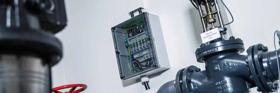 An der Wand hängt die Gehäusetechnik des Herstellers Spelsberg.