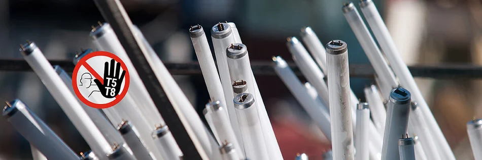 Eine Ansammlung von runden Stableuchten und ein eingefügtes Warnzeichen