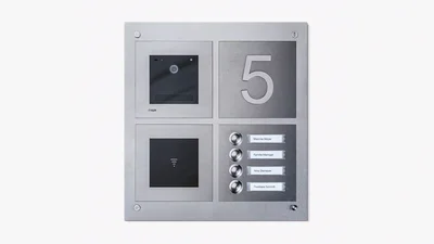 Das Bild zeigt eine moderne, quadratische Türsprechanlage aus Edelstahl mit Kamera, Hausnummer 5, vier Klingelknöpfen und Namensschildern.