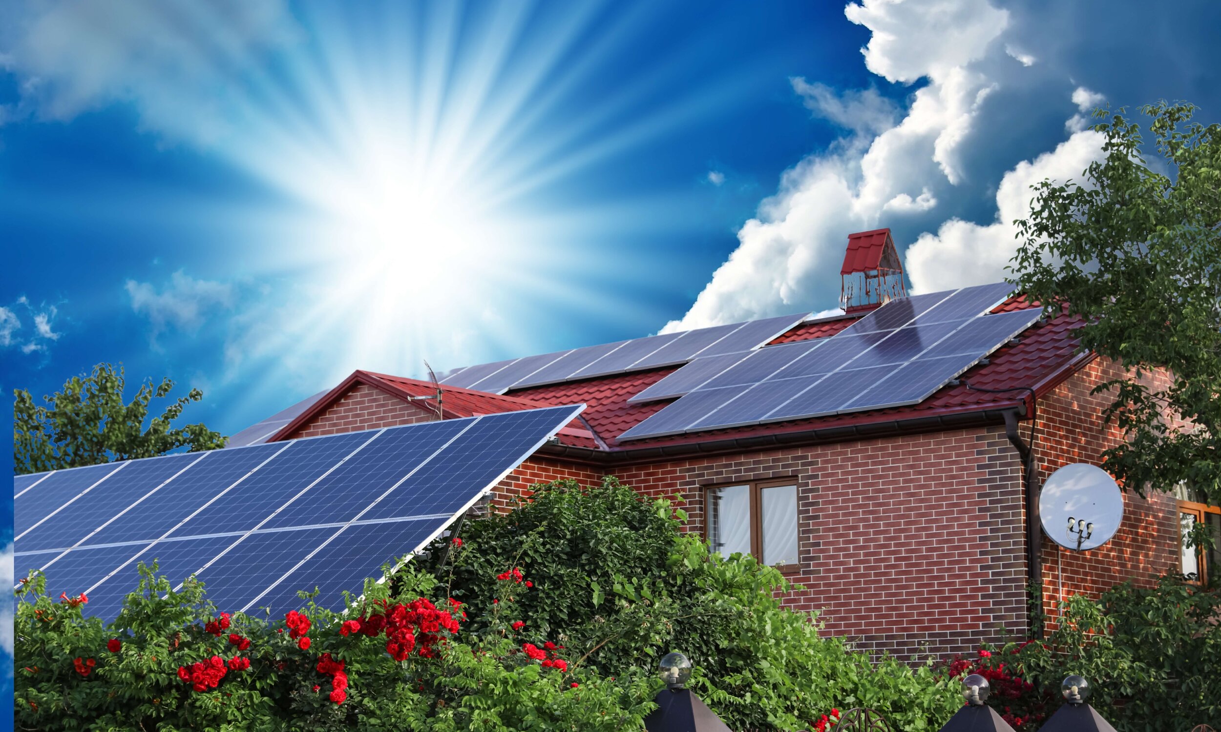 Das Bild zeigt ein Haus auf dessen Hausdach eine Photovoltaikanlage montiert ist.