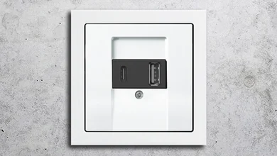 Das Bild zeigt eine USB-Steckdose von Busch-Jaeger.