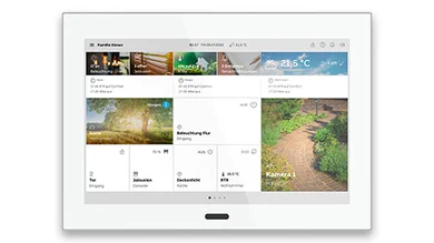 Das Bild zeigt ein weißes Touchpanel Busch-SmartTouch® mit verschiedenen Bedienfeldern auf dem Display.