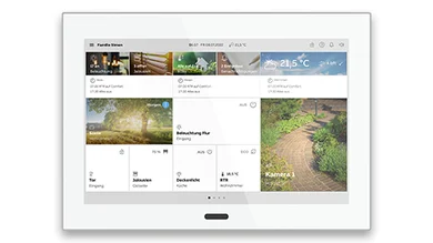 Das Bild zeigt ein weißes Touchpanel Busch-SmartTouch® mit verschiedenen Bedienfeldern auf dem Display.