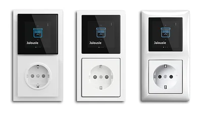Das Bild zeigt den Touchsensor Busch-Trevion in Kombination mit einer Steckdose für drei Designlinien von Busch-Jaeger.