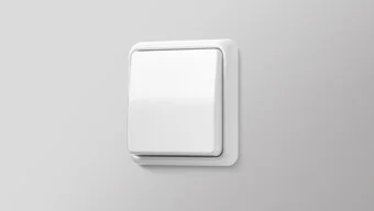 Glänzender Schalter in der Farbe Weiß des Herstellers Jung an der grauen Wand montiert.