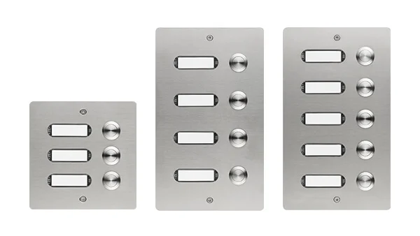 Das Bild zeigt drei silberfarbene Etagenplatten mit 3, 4 und 5 silbernen Klingeltastern und Namensschildern. Der Bildhintergrund ist weiß.