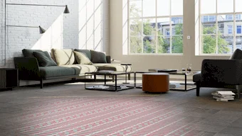 Wohnzimmer mit zwei Sofas und mehreren Beistelltischen