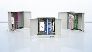 3 Wandverteiler für die Etagenverkabelung im geöffneten Zustand mit Steckern vor hellem Hintergrund.