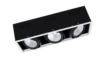 Spot mit drei Leuchten in der Farbe Schwarz als Einzelansicht vor hellem Hintergrund.