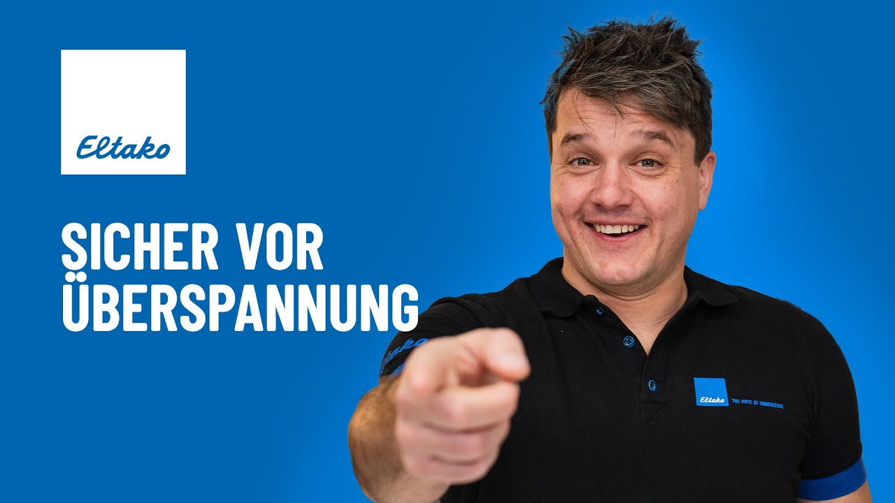 Das Bild zeigt einen Mann in schwarzem Poloshirt vor blauem Hintergrund, der direkt in die Kamera zeigt. Links daneben steht der weiße Text „Sicher vor Überspannung“ sowie das Logo von ELTAKO.