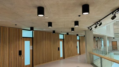 Blick in einen Gang oder Flur, modern mit Holz und Rax Soft Surface von SG-Leuchten.