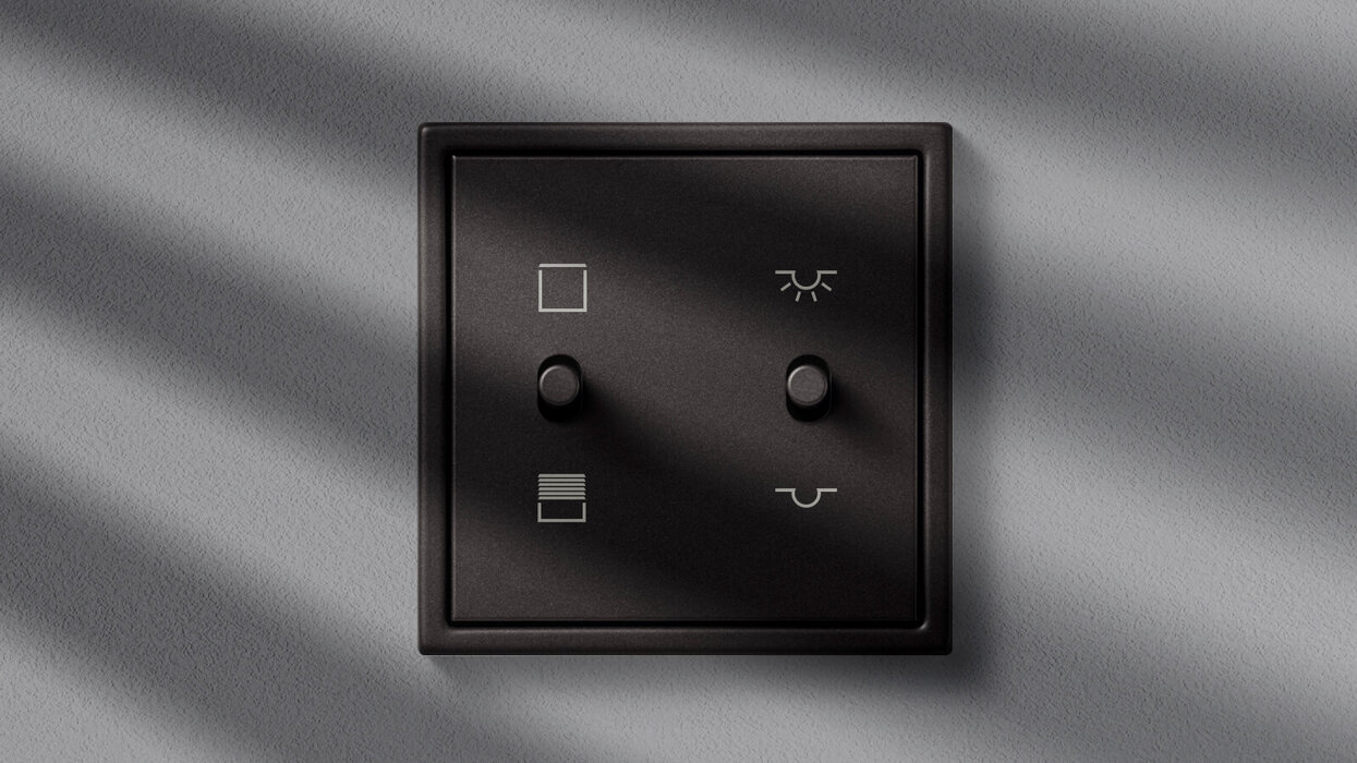 KNX Bedienkonsole in der Farbe Schwarz an der Wand montiert.