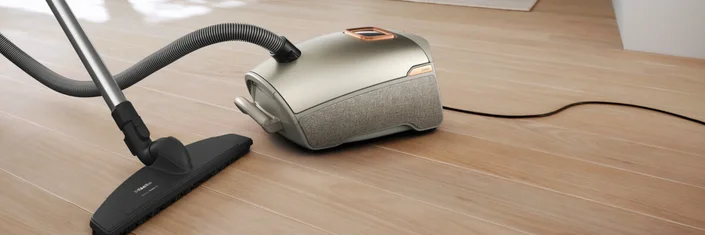 Leicht von oben fotografiert. Staubsauger Guard von Miele auf dem Boden liegend.