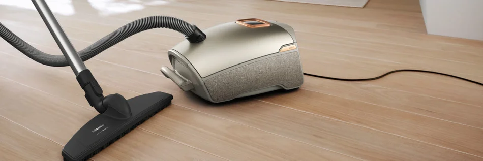 Leicht von oben fotografiert. Staubsauger Guard von Miele auf dem Boden liegend.