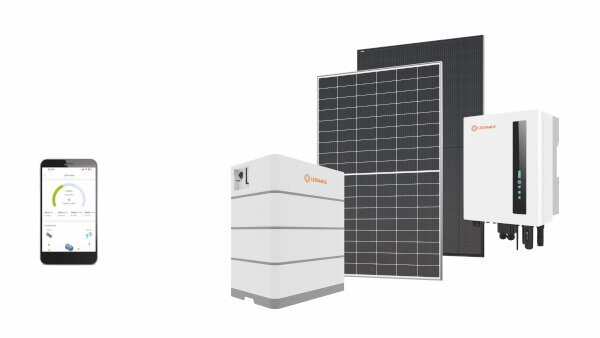Das Bild zeigt eine Komposition von Photovoltaikmodulen, Wechselrichtern und Batteriespeicher.