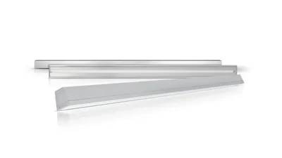 Lichtband für die Deckenbeleuchtung in der Einzelansicht in der Farbe Weiß vor weißem Hintergrund.