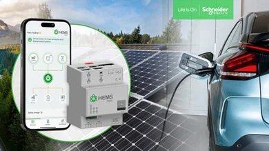 Kollage mit E-Auto, Photovoltaikanlage, Ladeeinheit, HEMS und Smartphone
