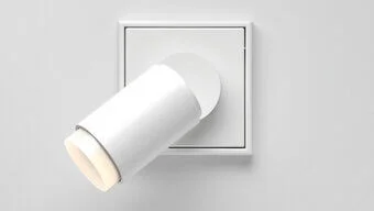 Einzelansicht eines LED-Strahlers in der Farbe Weiß des Herstellers Jung vor einem hellen Hintergrund.