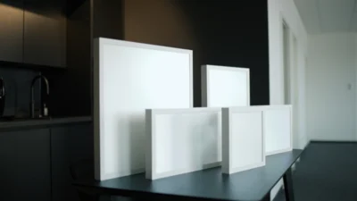 Das Bild zeigt verschiedene Panel-Leuchten von Dotlux in verschiedenen Größen und Ausführungen nebeneinander.