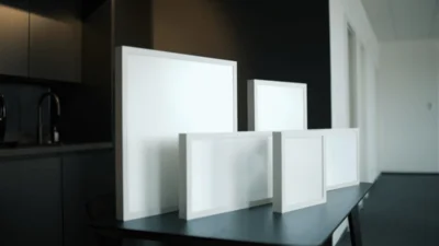 Das Bild zeigt verschiedene Panel-Leuchten von Dotlux in verschiedenen Größen und Ausführungen nebeneinander.