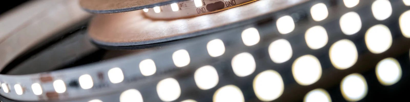 Das Bild zeigt im Anschnitt eine Rolle mit beleuchtetem LED-Strip.