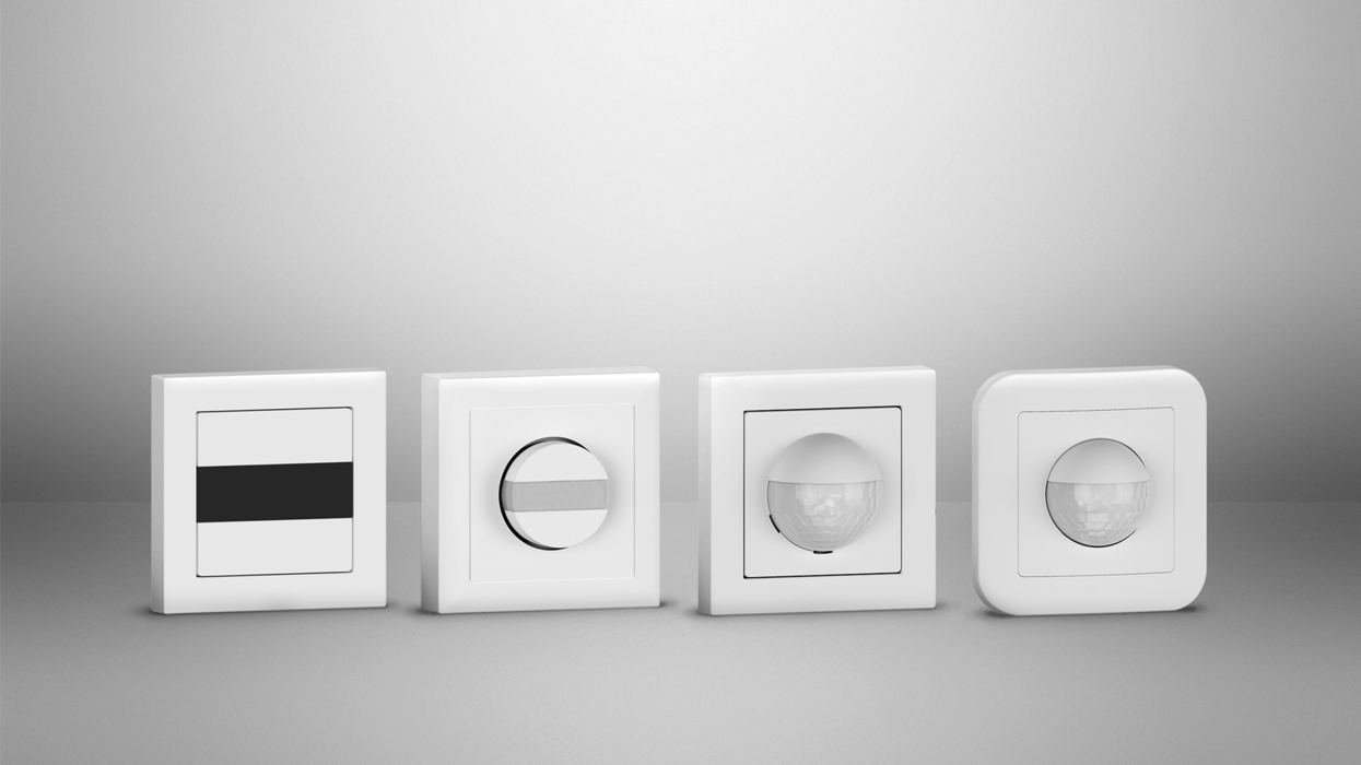 Vier weiße Unterputz-Bewegungs- und Präsenzmelder in unterschiedlichen Designs nebeneinander auf grauem Hintergrund.