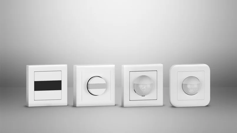 Vier weiße Unterputz-Bewegungs- und Präsenzmelder in unterschiedlichen Designs nebeneinander auf grauem Hintergrund.