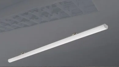 Das Bild zeigt eine schmale, längliche LED-Deckenleuchte in schlichtem Design, die an einer grauen Decke montiert ist.