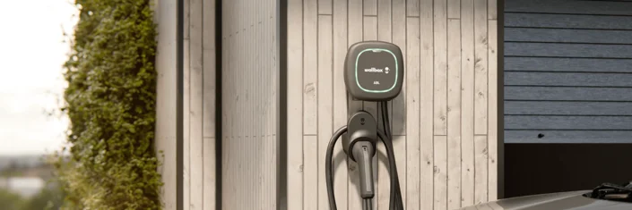 Das Bild zeigt die Wallbox ABL Pulsar an einer Hauswand. 