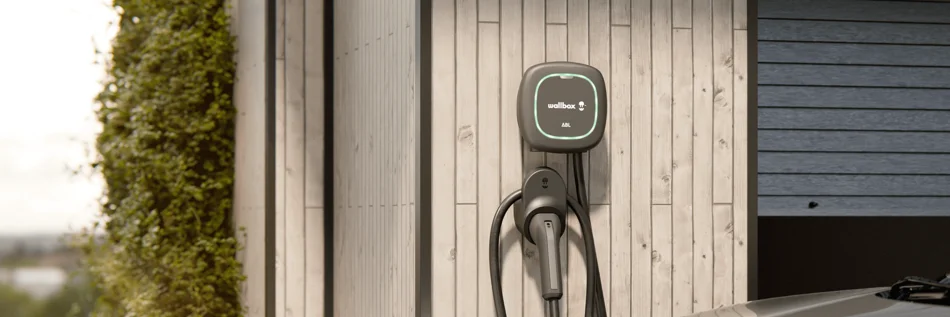 Das Bild zeigt die Wallbox ABL Pulsar an einer Hauswand. 